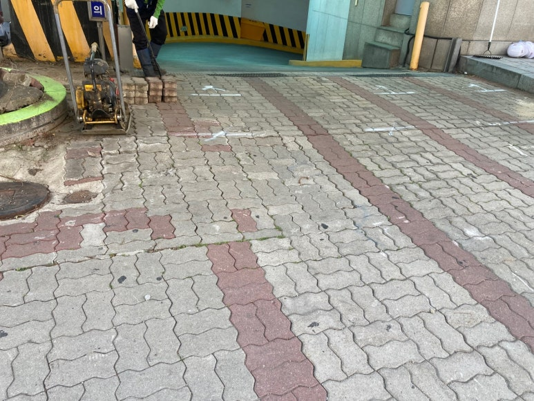 지하주차장 앞 보도블록 철거 후 아스콘 포장 1 image 17